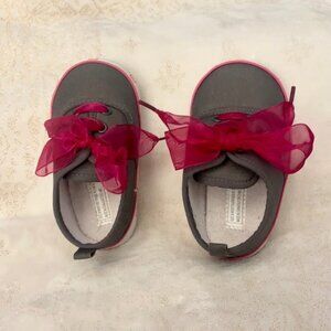 🎉 HOST PICK🎉 Children’s Shoes NWOT Grey with Pink Ribbon Sz 18 - 24 months